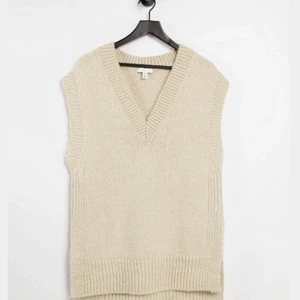 Väst - Väst från topshop! Riktigt snygg och skön men kommer tyvärr aldrig till använding💗 strolek s, men oversized så funkar absolut till större storlekar också🥰