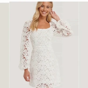 Studentklänning  - Säljer min studentklänning från förra året. Endast använd en gång och i bra skick. Superfin klänning som är helt perfekt till studenten 🥰 Passar en 36-38, priset är exklusiv frakt. 