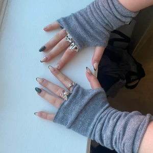 Lisa yang vantar  - Säljer dessa jättefina och HELT oanvända Lisa yang torgvantar!! Säljer pga har redan ett likadant par. Buda från 500kr!!☺️☺️