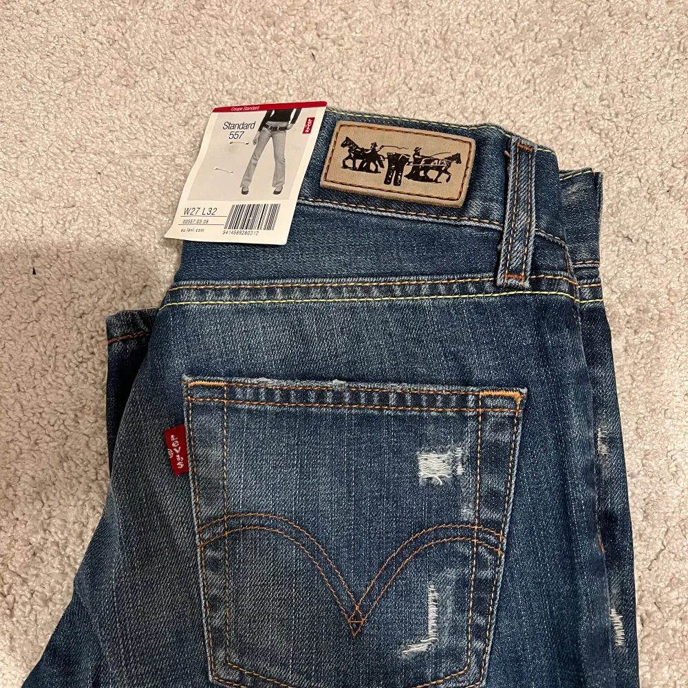 Sprilans nya Levis eve jeans. Lågmidjade storlek W27 L32 något i midjan mot 26☺️ inga returer, jag startar budgivning om fler är intresserade❣️modellen är 180cm . Jeans & Byxor.