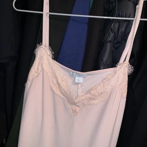 Beige rosa linne - Ett fint sommrigt linne som är använd ett fåtal gånger. Säljer pga att den inte används längre.