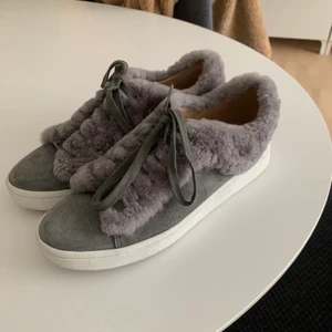 Philip Hog sneakers - Sjukt snygga och knappt använda Philip Hog sneakers! De är gråa med grå ”päls” på ovansidan, se bild.  Varsamt använda, i storlek 37. Passar även en 38.   Det är tråkigt att det bara står, därav är det nu dags för dessa godingar att hitta en ny användare!