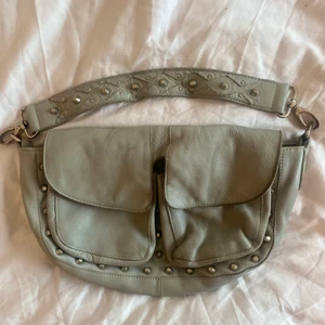 Unlimit bag Emily  - Jag säljer nu min ljusgråa unlimit bag i storleken Emily vilket motsvarar medium ❤️ den är väl använd och sliten på vissa ställen, tex vid knapparna och på baksidan  (skriv för fler bilder kring det)❤️ jag köpte den för ca 3 år sedan för vad jag tror va 1699 kr❤️ säljer för minst 600 kr + frakt eller mötas upp i Stockholm 🥰🥰 det finns båda ett kort band om långt band och båda ingår om du är intresserad ❤️❤️