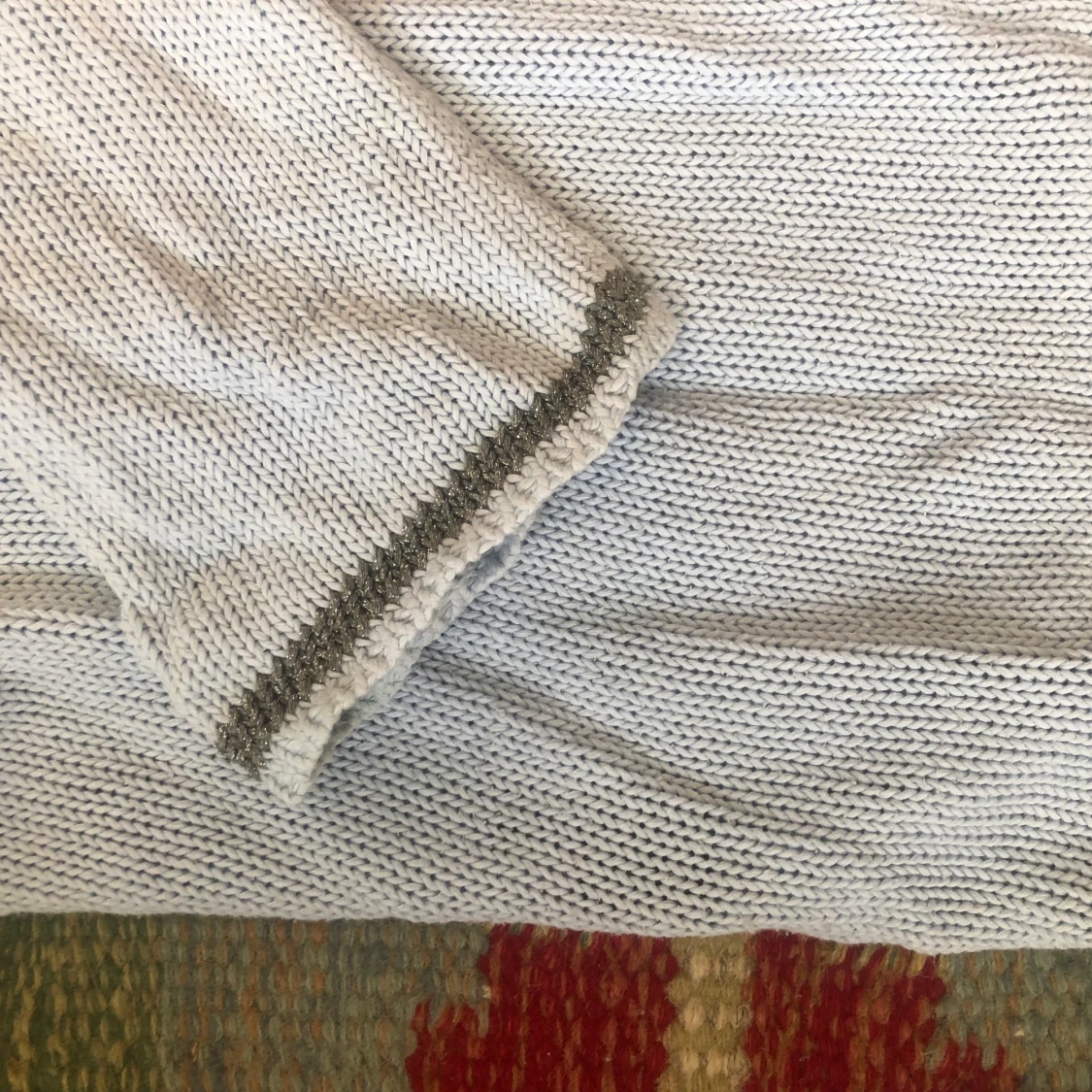 Stickad tröja med silverdetaljer  - 91