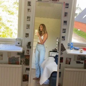 Jättefina jeans - Jättefina raka jeans! Passar jättefint till sommaren! Endast använda ett fåtal gånger, så är helt som nya. Säljer då jag behöver pengar❤️