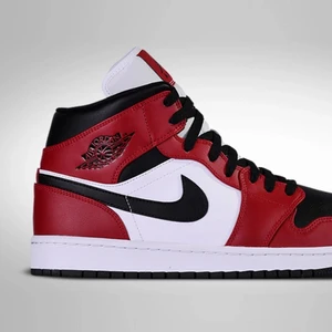 Air Jordan 1 Chicago Mid  - Köpta för en månad sedan men knappt använda, säljer dom pågrund av att dom är för små. Storlek 42,5 säljs för 1.400