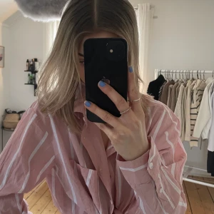 Storlek M  - En jättefin blus köpt ifrån lager 157. Den är i storlek M men har själv s och den sitter bra. Säljer då jag tyvärr inte använder den längre. 