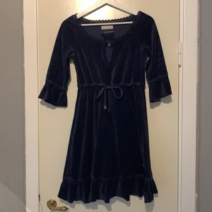 odd molly klänning - mörkblå odd molly plyschklänning. använd få gånger, i nyskick. passar också 38