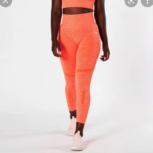 Iciw tights  - Använda en gång, så de är så gott som nya! Stl M, små i storlek. Men jsg är vanligtvis S/M och de passar mig bra (ni ser hur de sitter på mig på sista bilden) Köpta för 699kr. Mitt pris, 300kr. Frakt tillkommer! 