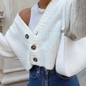 Stickad tröja  - Stickad vit tröja från Gina i jätte mysigt material. Den är i bra skick och storlek xxs men passar mig som har M så jag skulle säga att de är en liten konstig storlek som passar allt från xs till m beroende om man vill ha den lite oversized. 