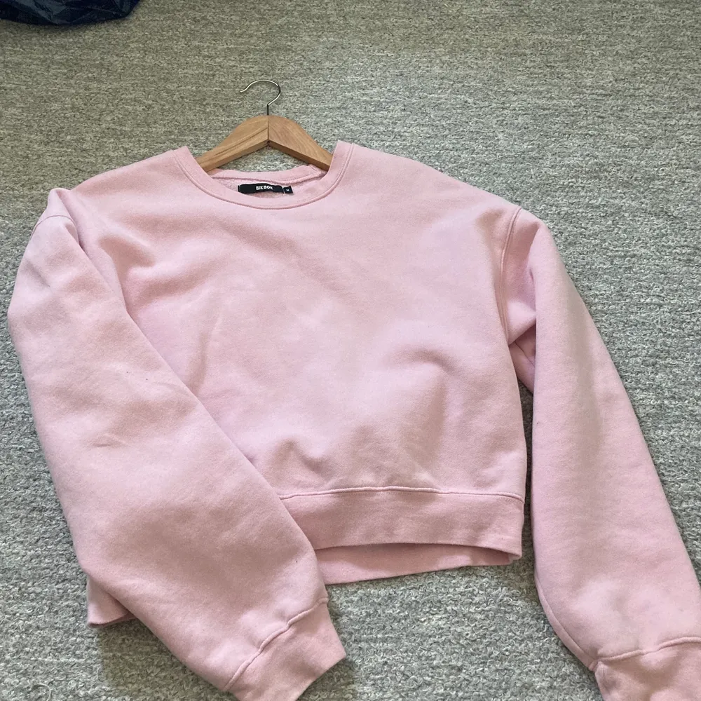 Så fin ljusrosa sweatshirt från bikbok strl M. Väldigt fint skick🦋. Tröjor & Koftor.