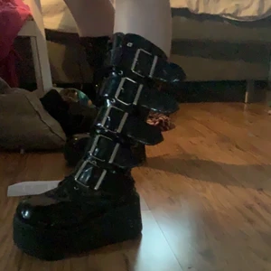 Demonias - Intressekoll på mina demonias, vet inte vilken modell då jag köpte dem här på plick. Sulan inuti behövs bytas ut och dem är rätt så slitna, men dem är sååå snygga, kom gärna med prisförslag💞 förstora för mig som har 36!