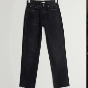 Gråa slit jeans  - Säljer mina original Petie slit jeans från Gina då dem inte kommer till användning. Använda en gång. Frågor eller fler bilder på jeansen kan tas privat. Kan postas eller mötas upp i centrala sthlm 💞
