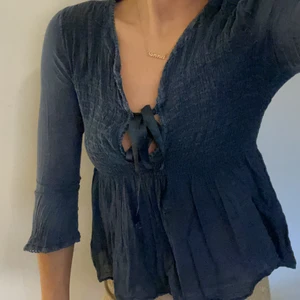 Tessie topp - Blå blues med knyte över bröstet