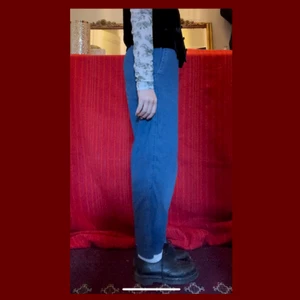 Blåa byxor med resår, bra skick - Blåa tunna byxor från Beond Retro 