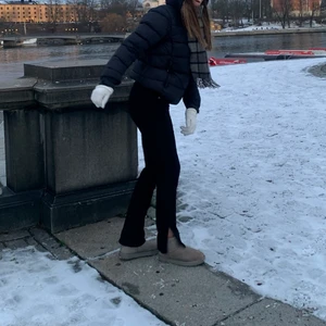 Molly jeans  - Ett par svarta raka jeans med en öppning längst ner vid foten ifrån gina. Storlek M ganska elastiska och har används få gånger så är i ganska bra sikt.