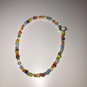 Armband - Ett jätte gulligt armband som jag he gjort själv. Väldigt stretshigt, så passar många storlekar. Frakten kostar 13kr. Kontakta mig för fler bilder eller fårgor 😊