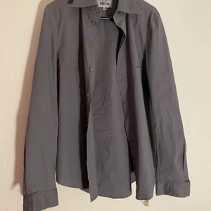 Vivienne Westwood Skjorta  - Vivienne Westwood Skjorta i bra skick. Köpt i London för 12 år sen. Fungerar på både killar och tjejer 