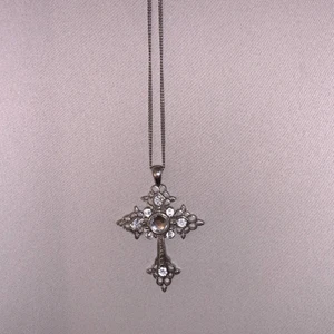 Kors halsband  - Säljer detta jätte fina halsband då det ej kommer till användning. Använt ett fåtal gånger. Säljer för 50kr! Köparen står för frakten💙