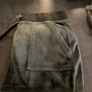 Juicy byxor (Gröna) - Säljer om mina gröna juicybyxor för 800kr i storlek L passar även M, då den förra som skulle köpa var oseriös:(, bra skick, felfria, köpta för nypris (1000kr) och säljs nu för 800kr (+frakt)