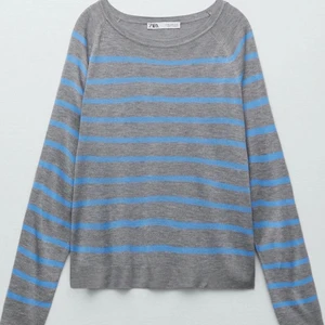 Randig tröja - Säljer denna randiga tröjan från Zara! Köpte för ett tag sen men den kommer tyvärr inte till användning längre. Den här inga fläckar eller hål och den är otroligt skön!