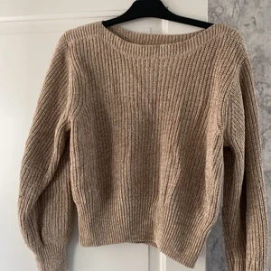 Stickad tröja  - Använd ett fåtal gånger 