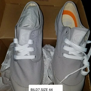 Palladium - Palladium grå helt nytt och oanvänd och Äkta. Priset är 890kr och säljas för 450kr