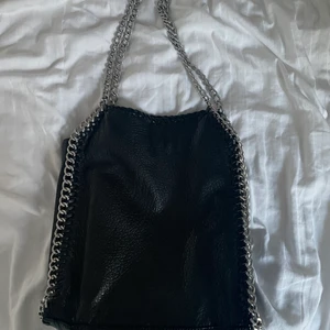 Väska  - Säljer denna väska då den inte kommer till användning, använd några fåtal gånger men är som ny. Den har ett litet fack inuti väskan och är väldigt rymlig. Väskan har även en dragkedja så man kan stänga den om man vill.  Frakten står köparen för.