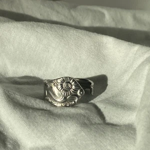 Ring - Jättefin ring, med omkretsen 6 cm. Alla pengar går till WWF. Köparen står för frakt! 