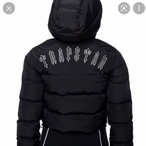 Trapstar cropped pufferjacket XS - Jättesnygg croppad dunjacka från trapstar XS