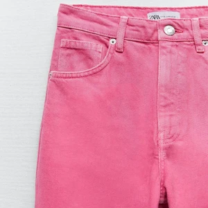 Zara rosa jeans stl 34 - Säljer mina rosa Zara jeans då dem är för små för mig. Superfina byxor. Fler bilder kan ordnas på begäran och har du några frågor är det bara att du hör av dig💕 Intresse att byta dessa mot stl 36 finns! Frakt tillkommer.