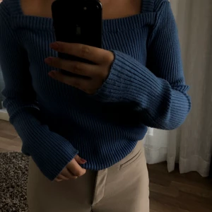 Blå tröja - Jätte fin stickad tröja i fin blå färg och snygg halsringning! Köpt på Gina tricot, Storlek L men liten i storlek.💙