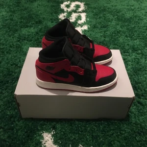 Air jordan 1 mid banned 2020 (GS) - Size US 4Y = EU 36. Condition 8/10. Replacement box. 1300 sek / 130 €. Buyer pays the shipping cost. For more information please go visit @xhibitshop on instagram.