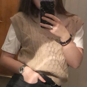 Beige stickad väst  - Super fin beige stickad väst från SHIEN i super bra material😍😍👌🏻🌟