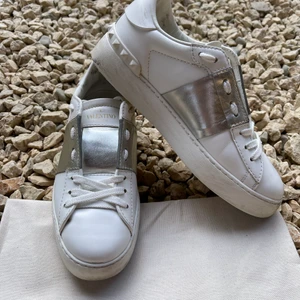 Valentino sneakers size 36,5 - Fick dessa (sparsamt använda) sneakers för cirka 2 år sedan. Köpta på Valentinos hemsida, allt medkommer! Kvitto, äkthetsbevis, kartong & dustbag. 