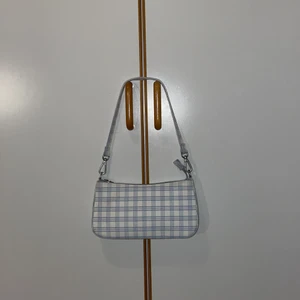 Brandy Melville axelväska  - Säljer denna fina rutiga axelväska från brandy Melville då den inte kommer till användning längre! Buda från 99kr! 💕💕