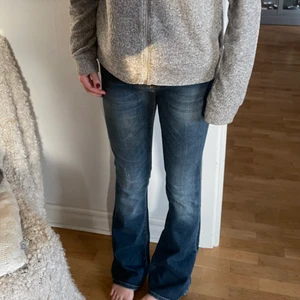 y2k low waisted jeans💙 - Superfina! Hon på bilden är en XS så skulle säga att de passar XXS-XS💘 Kontakta mig för fler bilder eller för mer information !