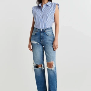 Jeans med hål  - Hejj säljer dessa jeans med hål pris lappen finns kvar på dom , dom är helt nya köpte för 600 säljer för 550 kr dom är i storlek 36