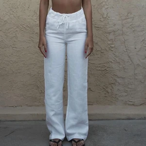 Linneabyxor - Typ nya linnebyxor från a-dsgn, använda 1 gång. Inga defekter ser helt ut som nya. Säljer då de är lite för tajta för mig. Har vanligtvis 38 i byxor men dessa sitter som en S/36 på mig men är storlek M. Hellånga för mig som är 170. Säljer till högst bjudande💗 