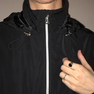 Guessjacka - Riktigt fet windbreaker från Guess! Riktigt bra skick och snygga detaljer, strl M i damstorlek