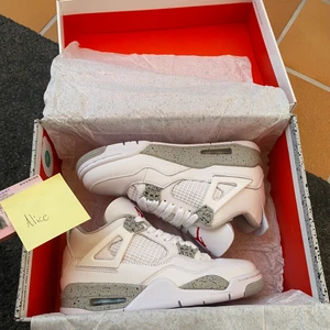 Jordan 4s - Hej!! Jag säljer nu mina jordan 4s white oreo. Skorna är aldrig andvända och i nyskick. Fler bilder kan självklart fixas!! Skorna är i storlek 40 men passar även 39 skulle jag säga! Betalning sker via swish