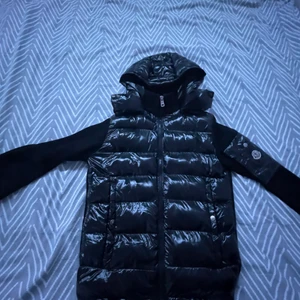  Moncler jacka  - Säljer nu min Moncler jacka använder aldrig de ända på den e en knapp till luvan men den sitter ändå inget sönder eller något…