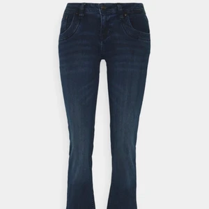 Tbl jeans mörkblå  - Säljer dessa super snygga lågmidjade TBL jeans från zalando. Helt nya då jag aldrig använt dom och det är anledningen till att jag säljer. Dom är helt  slutsålda på hela hemsidan. Storlek 24:30 i mörkblå. 