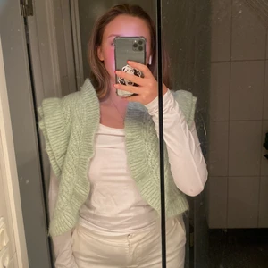 Zara kofta  - Jättefin kofta från zara med volanger och i en fin grön blå färg, säljer pågrund utav att jag inte använder den 💓