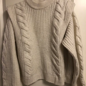 Stickad tröja - En väldigt fin vit stickad tröja från ginatricot. Inte använd så många gånger. Fin och passar till många tillfällen både vardagligt och till lite finare tillfällen. Lite stor i storleken. Skriv till mig om du vill ha fler bilder eller om du har någon fråga. Köparen står för eventuell frakt. 