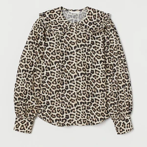 Blus med volanger HM 🐆 - Snygg blus från HM med snygg volang. Storlek M. Nyskick.