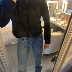 En helt basic svart hoodie - Säljer denna jätte basic men jätte sköna hoodie då jag inte använt den någon gång alls faktist, det är storlek S och den är som ny eftersom jag inte använt den🤍 Passar till ungefär allt! köpt för 100kr