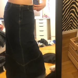 Lågmidjad jeanskjol lång - En jeanskjol som är lång och lågmidjad med vita sömmar. Passar alla årstider enligt mig 🙏 bra skick!