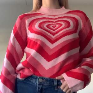 Säljer min fina rosa hjärttröja ”Heart Wave Sweater” från Cider då den tyvärr inte kommer till användning. Kan vara söt till alla-hjärtans-dag?💕Köpt ny, använd 2 gånger sedan dess. Otroligt mjuk och behaglig kvalitet. Helt slutsåld. 50% bomull, 50% akryl. Nyskick.  Köparen står för frakten!