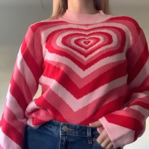 Heart wave sweater från Cider - Säljer min fina rosa hjärttröja ”Heart Wave Sweater” från Cider då den tyvärr inte kommer till användning. Kan vara söt till alla-hjärtans-dag?💕Köpt ny, använd 2 gånger sedan dess. Otroligt mjuk och behaglig kvalitet. Helt slutsåld. 50% bomull, 50% akryl. Nyskick.  Köparen står för frakten!